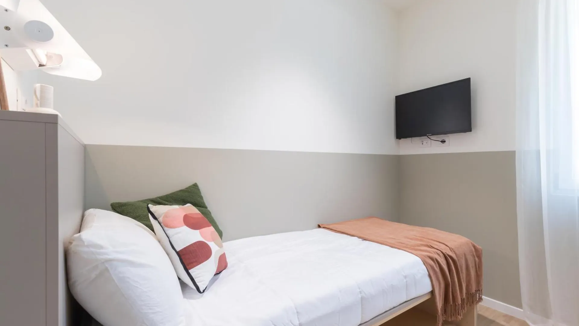 Well-Located Campus Rooms Near City Park Milan Italy