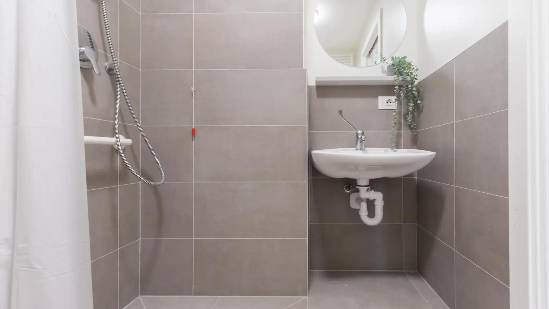 Well-Located Campus Rooms Near City Park Milan Italy