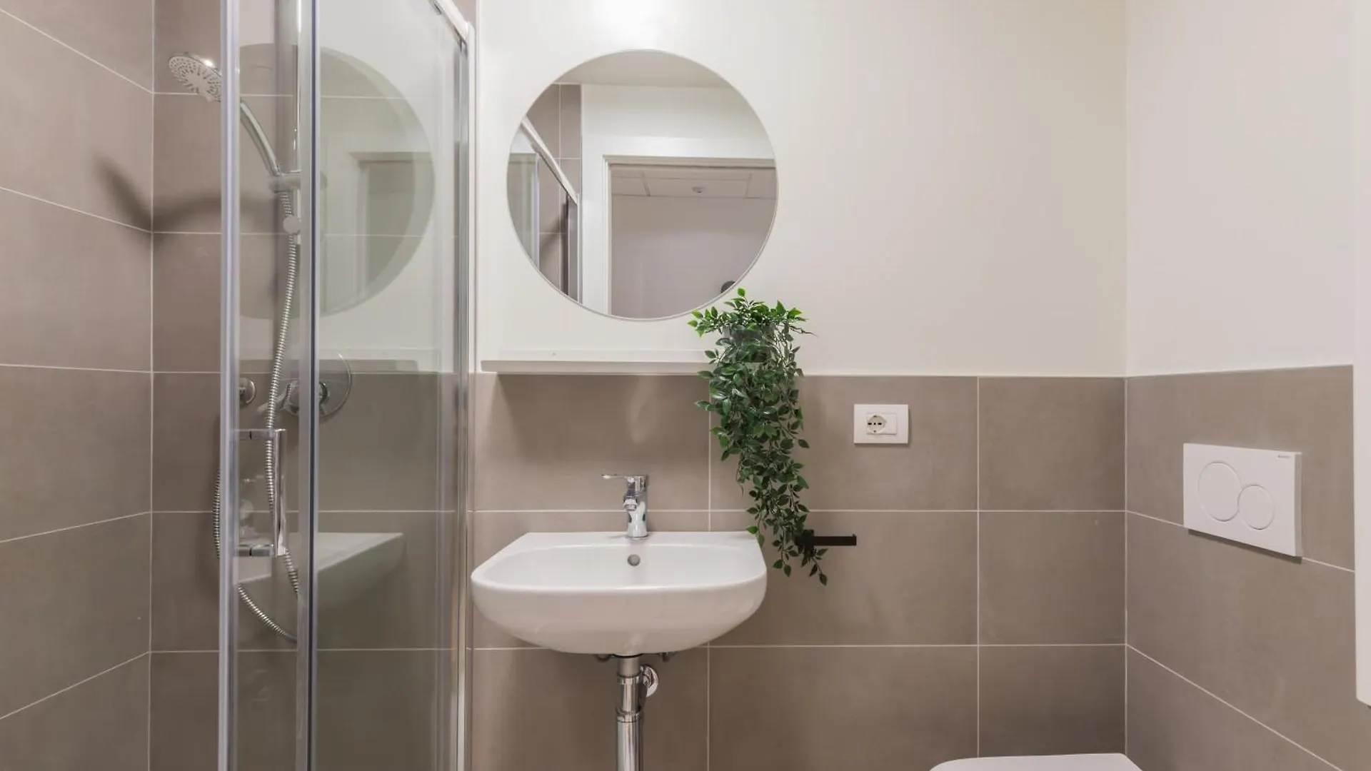 Well-Located Campus Rooms Near City Park Milan Apartment