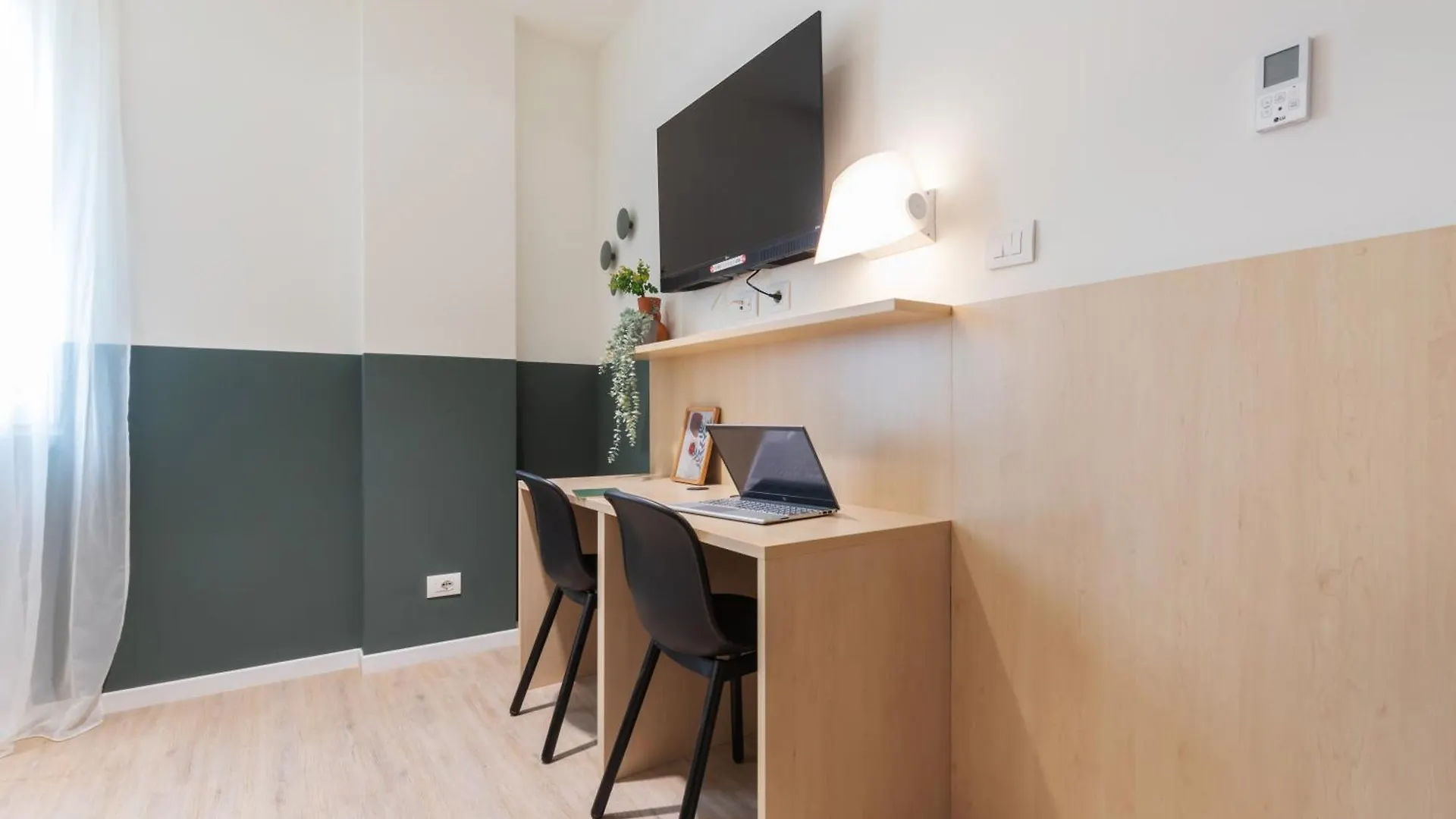 Well-Located Campus Rooms Near City Park Milan Apartment