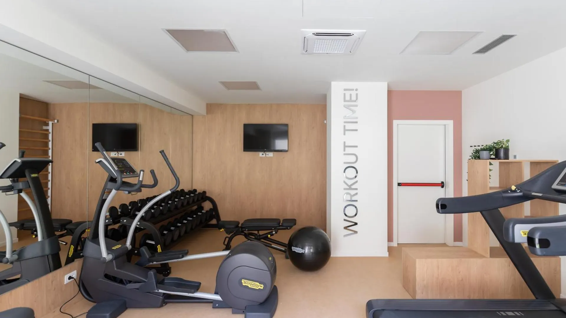 Well-Located Campus Rooms Near City Park Milan Apartment